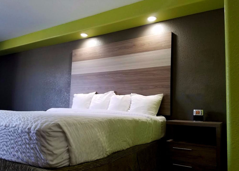 Deluxe Room, 1 King Bed, Accessible, Non Smoking - Photo 1