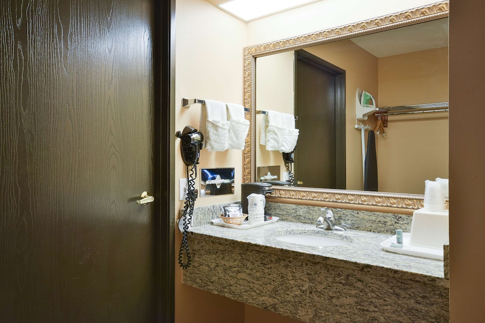 Suite, 1 King Bed, Non Smoking, Jetted Tub (Living Room;with Sofabed) photo 3