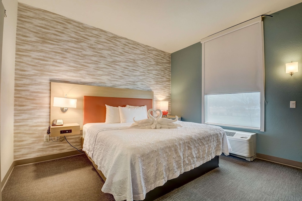 Suite, 1 King Bed, Accessible (Hearing) - Photo 2