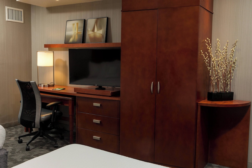 Executive Room, 1 King Bed with Sofa bed photo 3