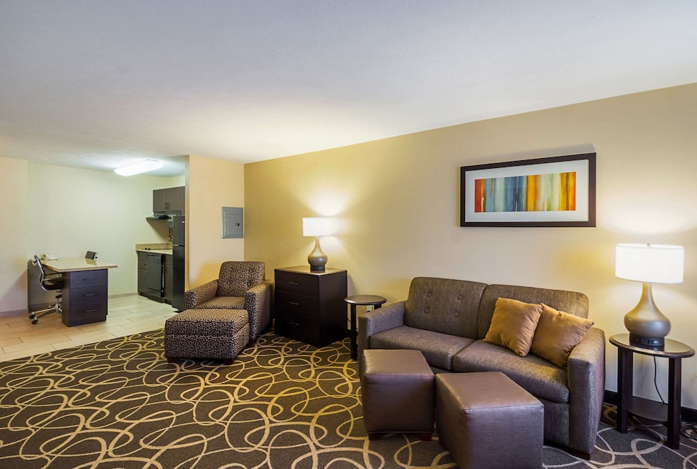 Executive Suite, 2 Queen Beds with Kitchen and Sofabed, Non Smoking (Extra Spacious!) photo 3