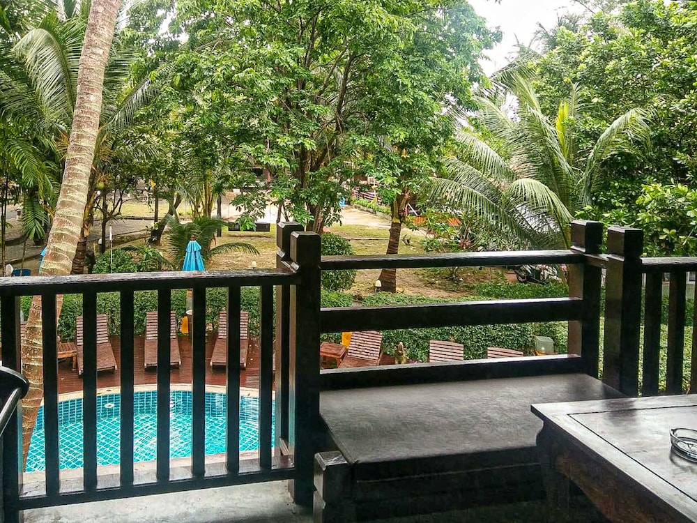 Deluxe Room with Pool View and Beachside - Photo 10