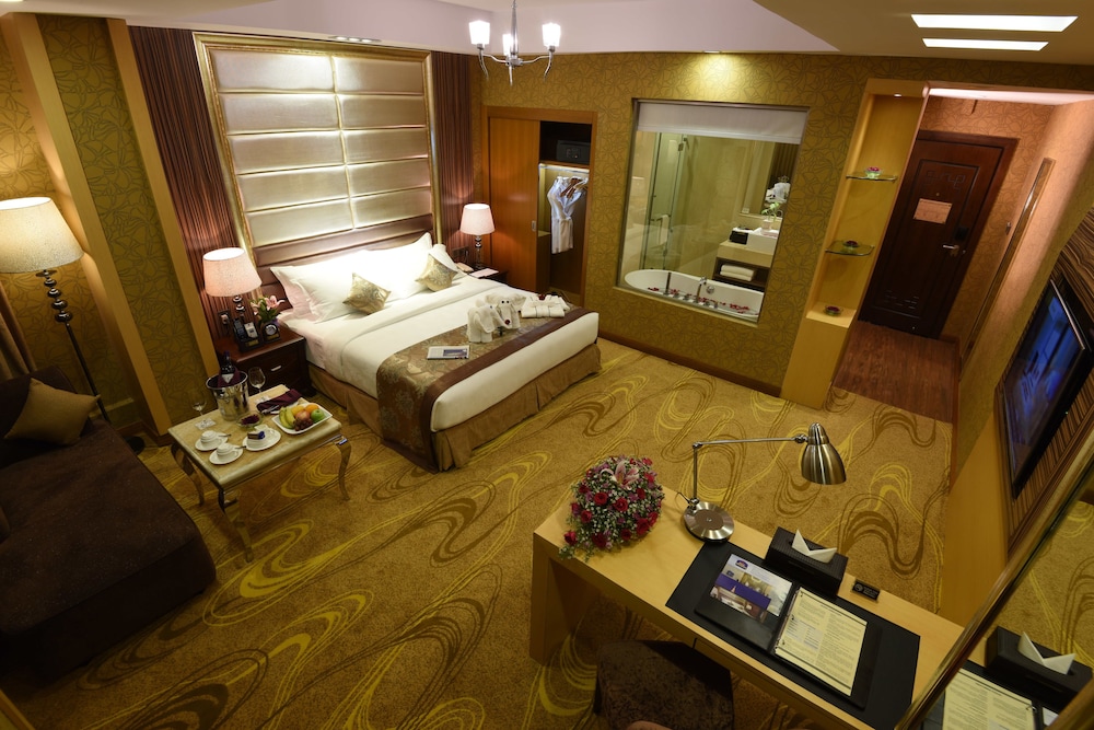Junior Suite, 1 King Bed, Non Smoking, City View photo 3