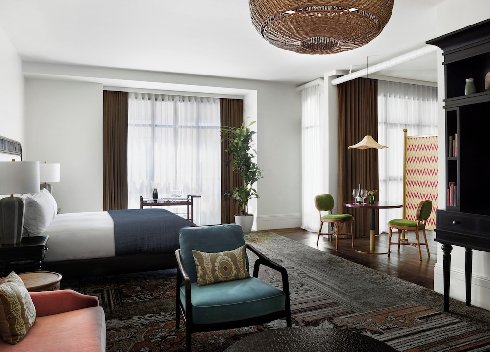 Superior Suite, 1 King Bed (Pool Club Suite) thumbnail 5