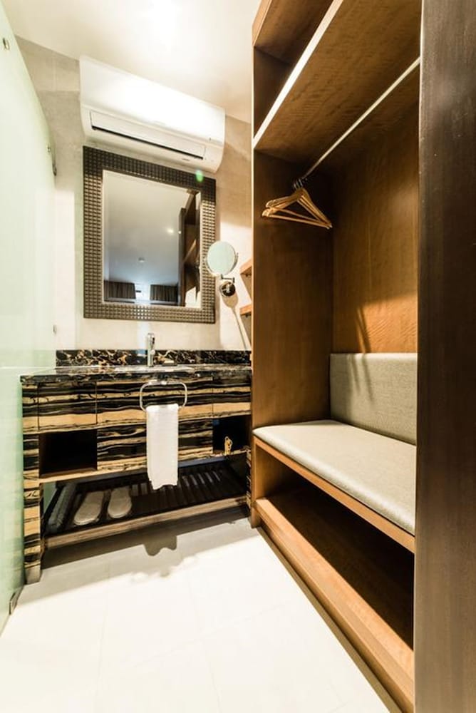 Deluxe King Room - Photo 11