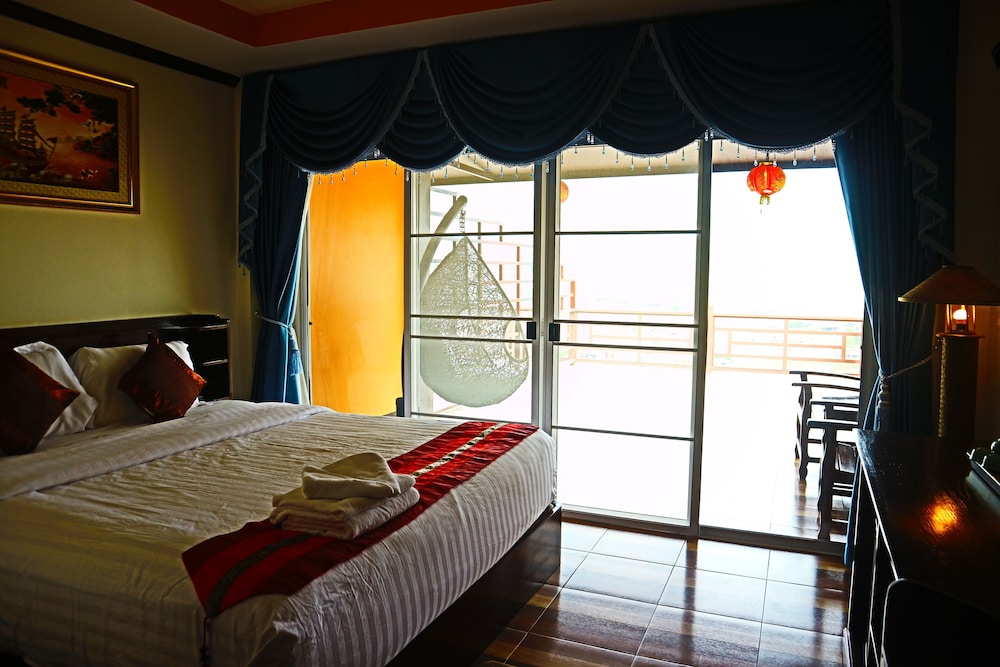 Deluxe Room, Lake View (2 People)