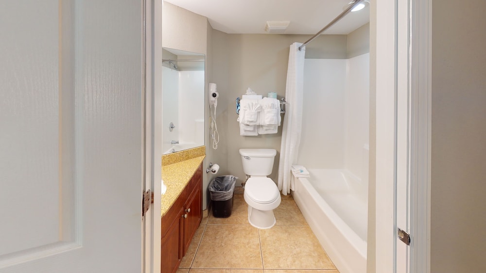 Suite, 2 Queen Beds, Oceanfront (Angle) - Photo 9
