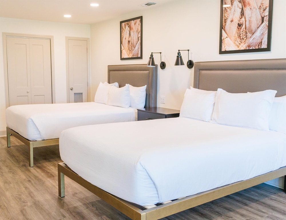Standard Room, 2 Queen Beds - Photo 4
