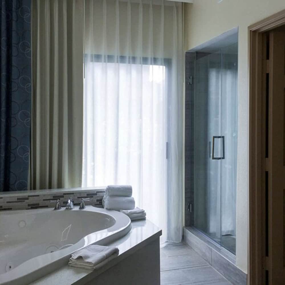 Suite, 1 King Bed, Non Smoking, Jetted Tub - Photo 5