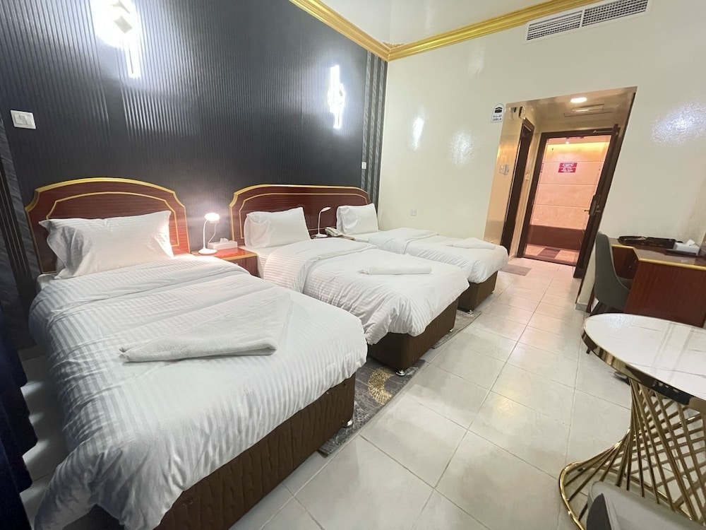 Deluxe Triple Room, City View photo 2