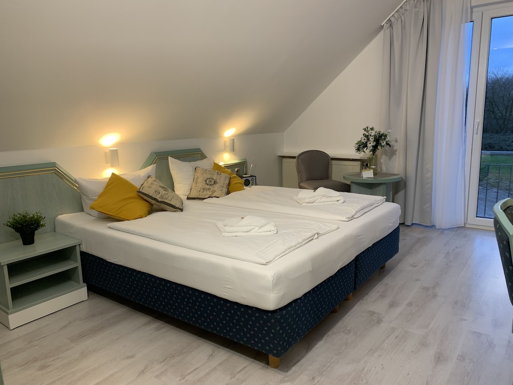 Comfort Double Room, Balcony, Garden View photo 3