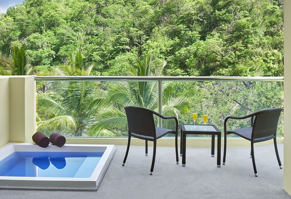 Deluxe Room, 1 King Bed, Hot Tub (Tropical View) - Photo 3