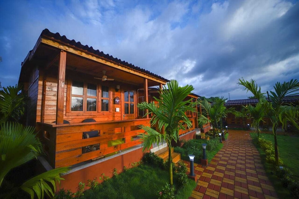Luxurious Wooden Cottages with Garden View - Photo 3