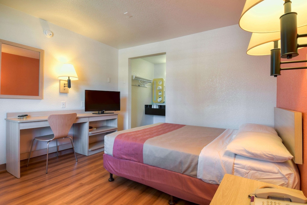 Deluxe Room, 1 Queen Bed, Accessible, Non Smoking photo 3