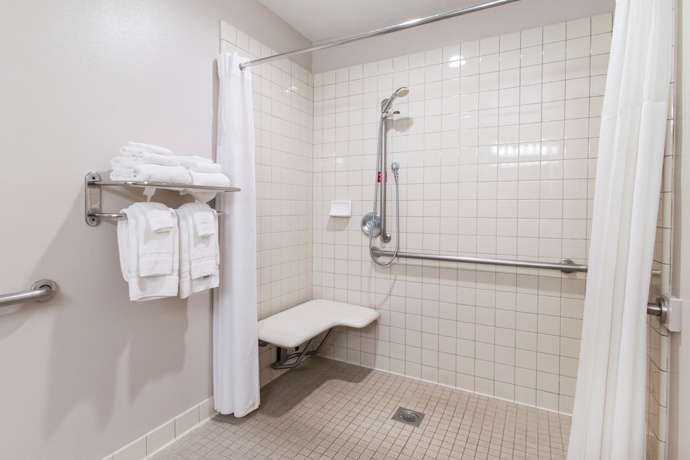 Room, 1 Queen Bed, Accessible, Non Smoking (Roll-in Shower) photo 3