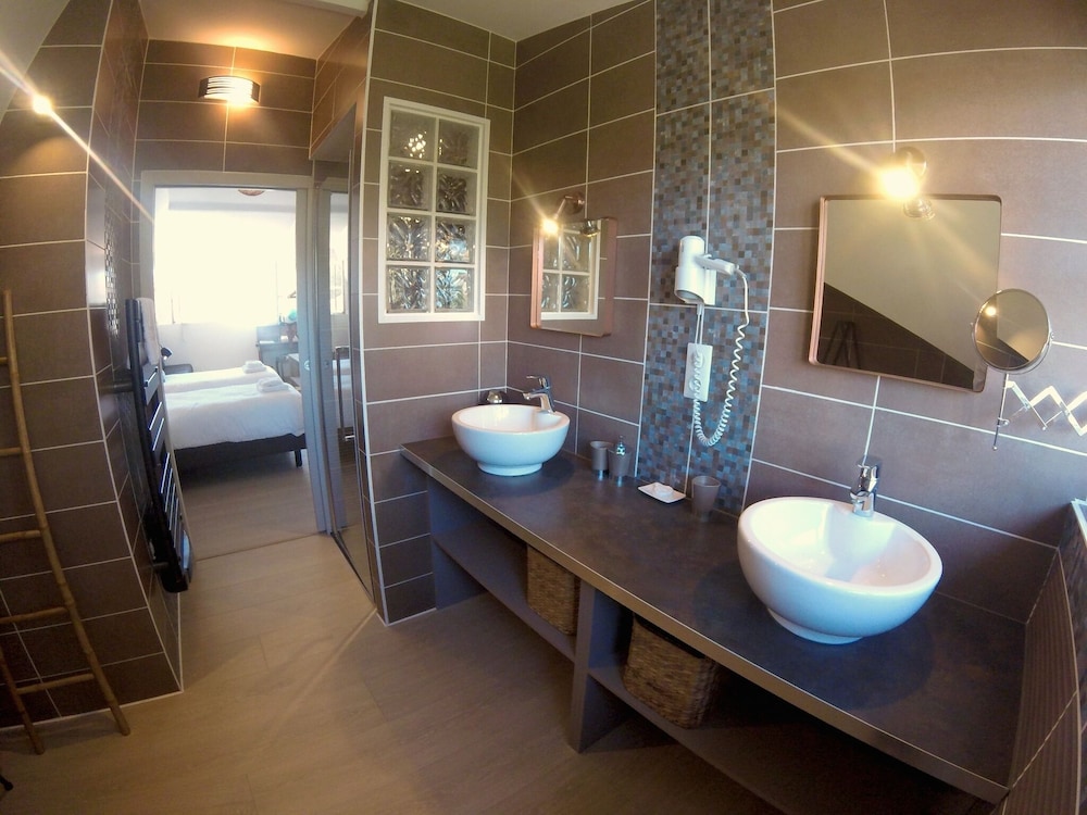 Superior Double or Twin Room, Ensuite (Taussat) photo 3