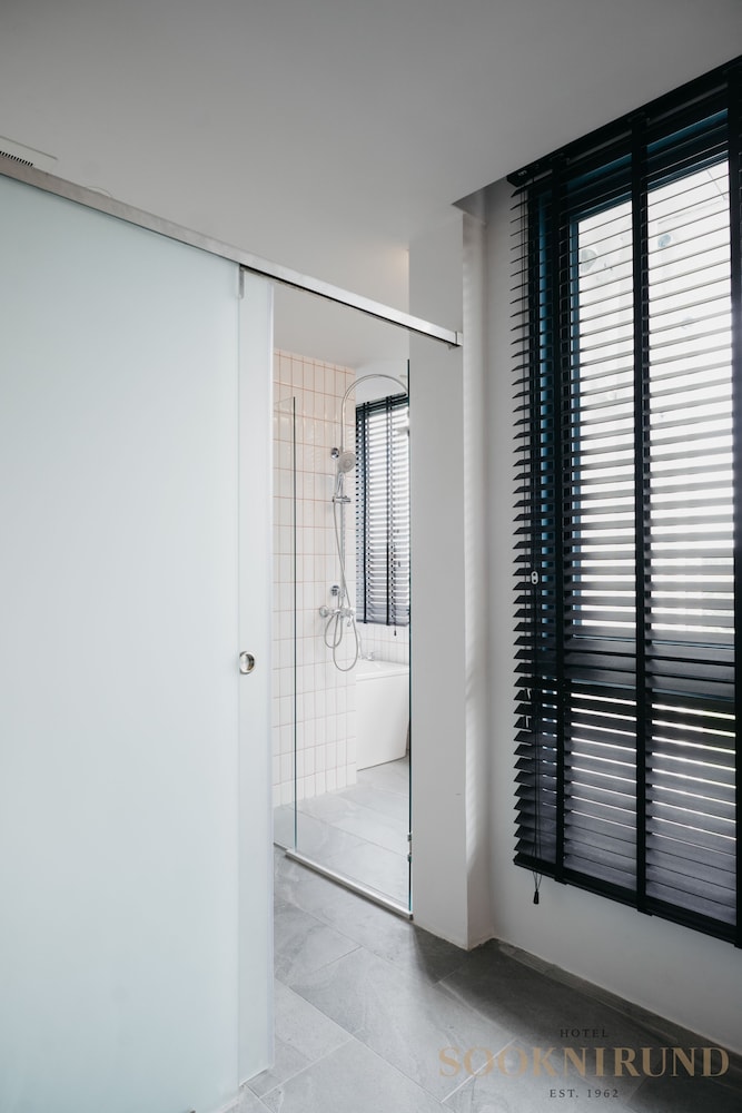 Deluxe King Room - Photo 10