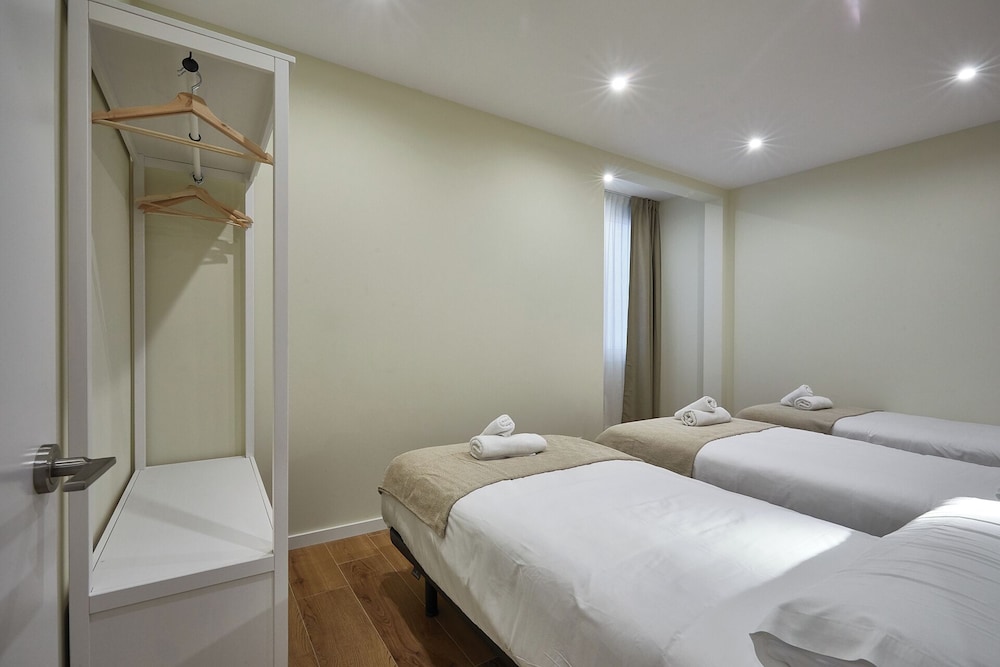 Family Apartment, 4 Bedrooms (1004) photo 3