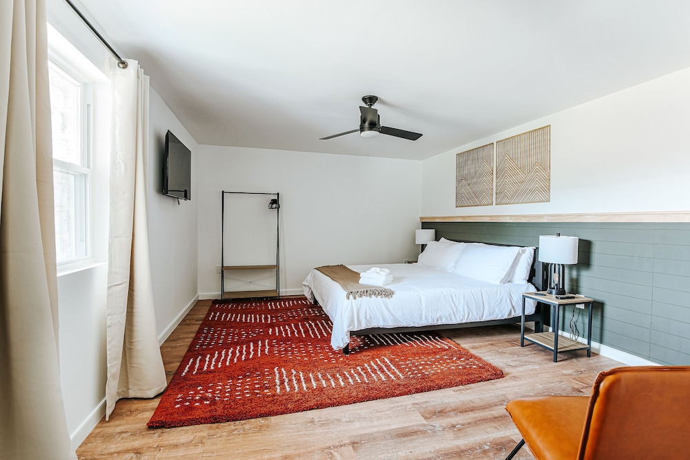 Deluxe Room 1 King photo 1