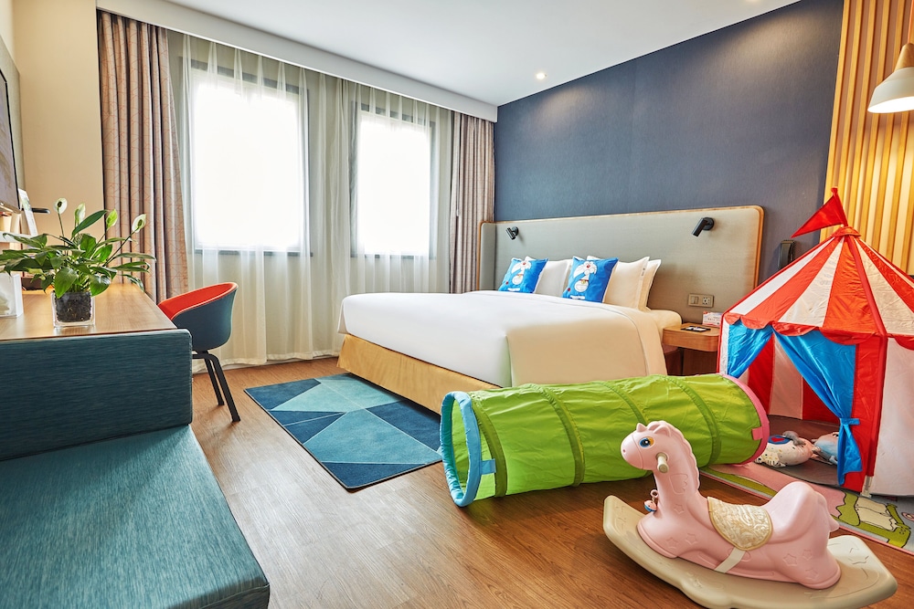 Standard Room, 1 King Bed (Extra Floor Space)