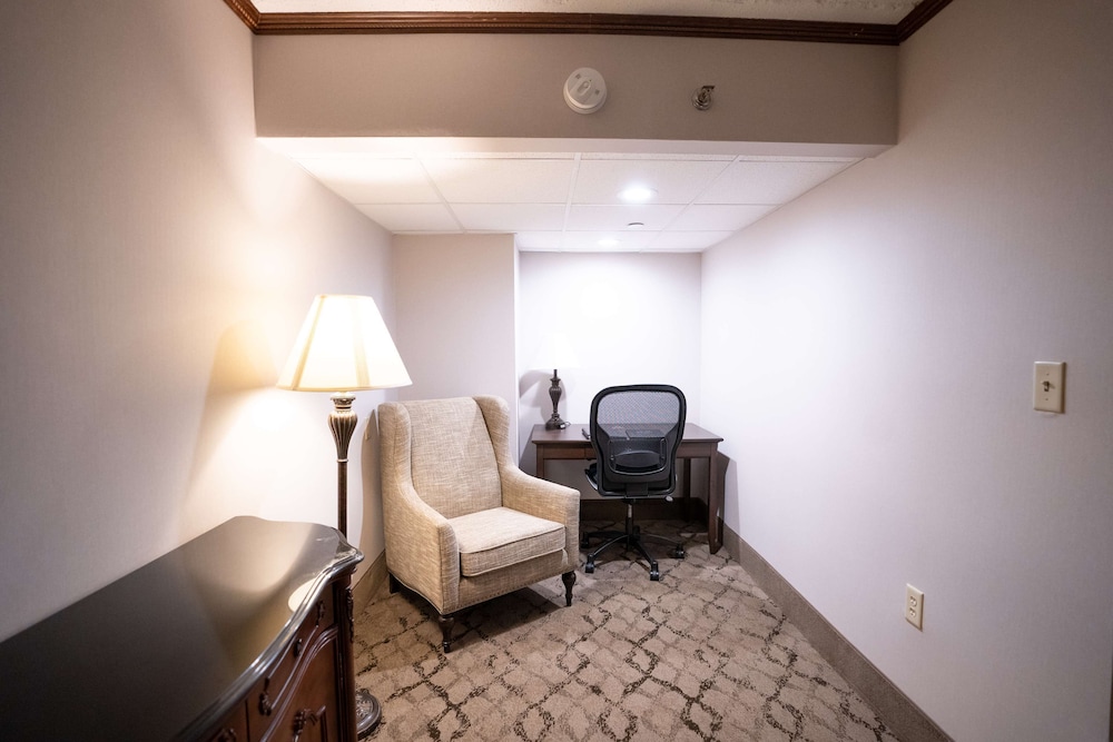 Suite, 1 King Bed, Non Smoking (Living Room;Larger Room) - Photo 3