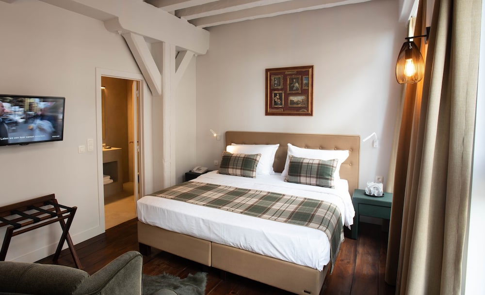 Standard Double Room - Photo 9