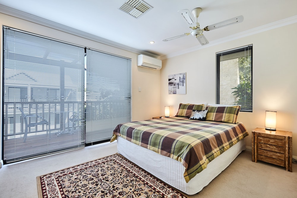Classic Townhome, 1 Queen Bed, Courtyard View