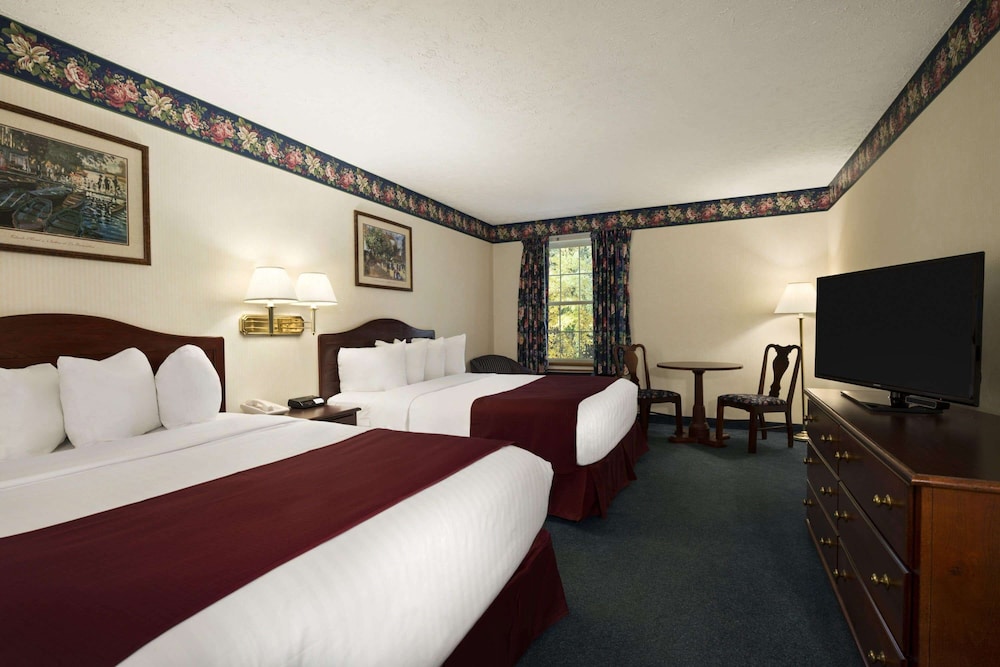 Standard Room, 2 Queen Beds - Photo 1