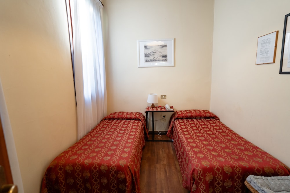 Economy Twin Room, 2 Twin Beds, Shared Bathroom photo 1