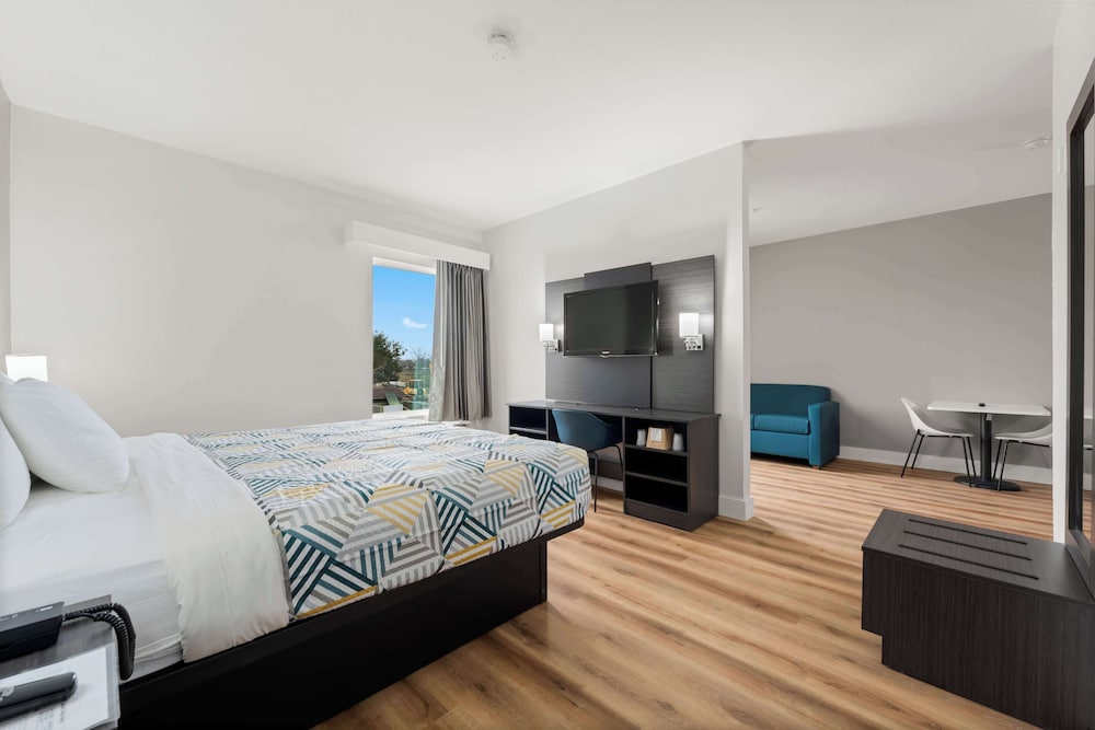 Standard Suite, 1 King Bed, Non Smoking - Photo 5