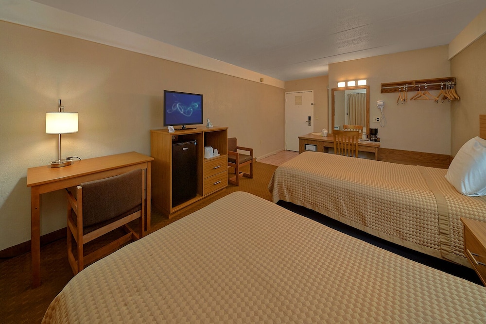 Room, 2 Queen Beds (No Pets) - Photo 3