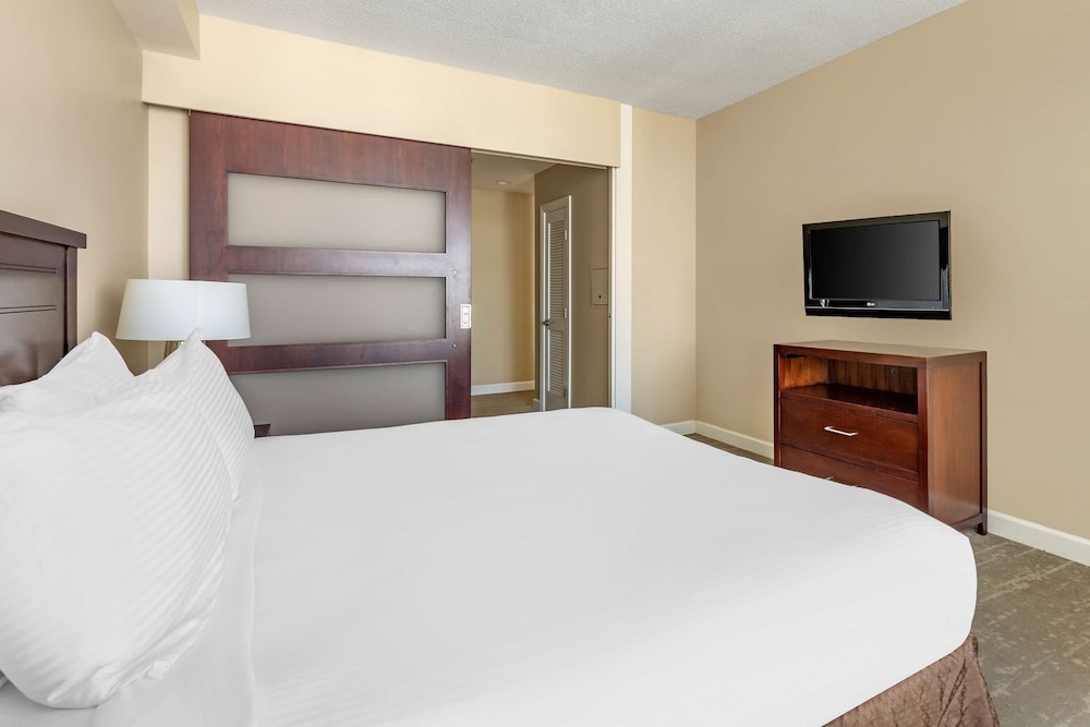 2 BEDROOM OCEAN FRONT SPLIT LV W/2 KING BEDS photo 3