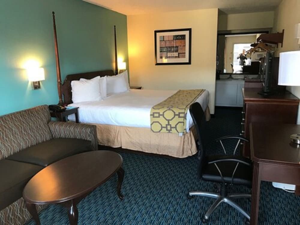 Business Room, 1 King Bed, Non Smoking photo 2