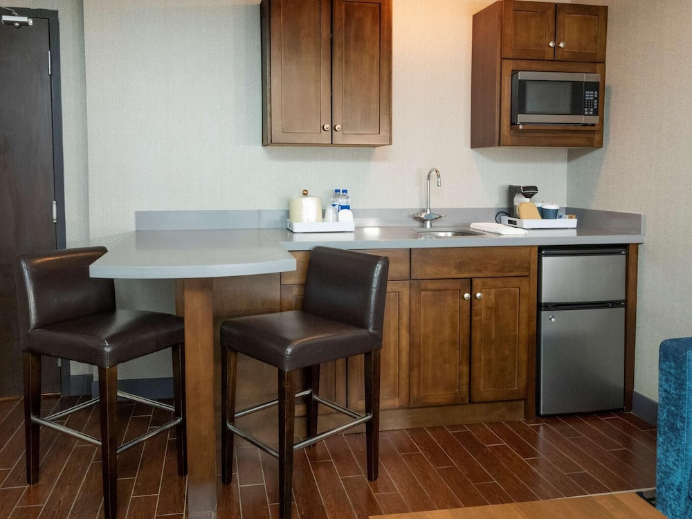 Suite, 1 Bedroom, River View - Photo 3
