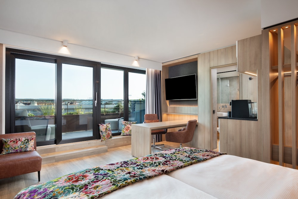 Suite, 1 King Bed, Balcony photo 1