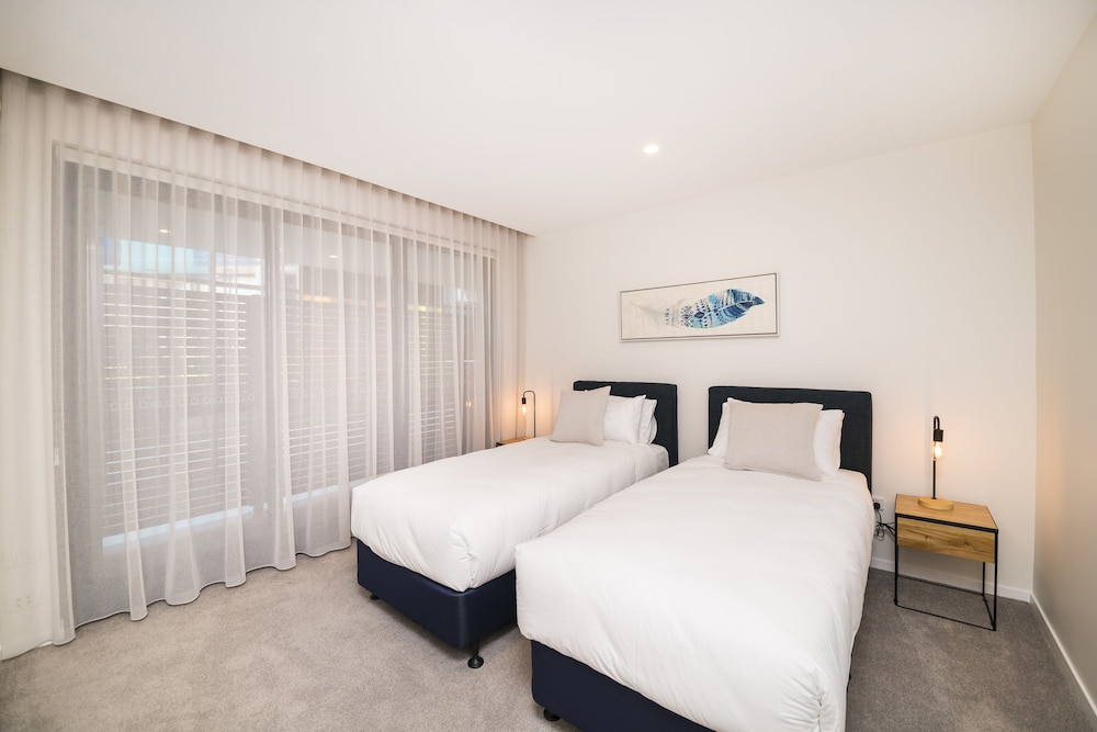 Business Apartment, 2 Bedrooms, Lake View photo 2