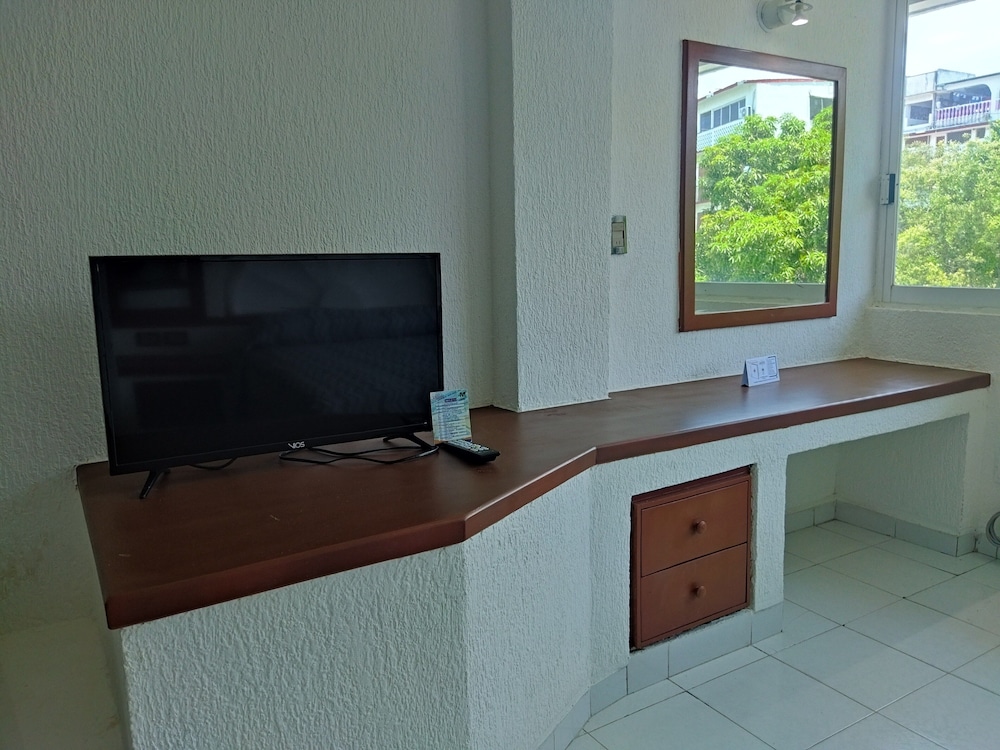 Standard Room, Street View - Photo 13