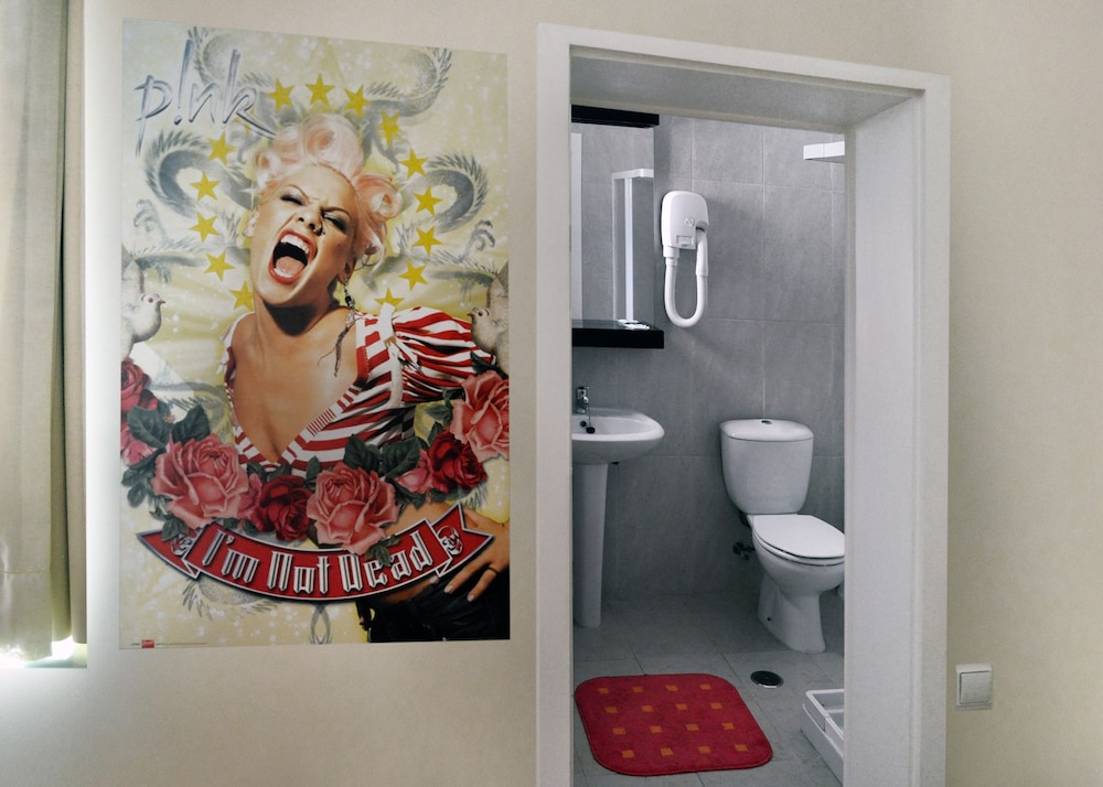 Standard Triple Room, Private Bathroom photo 2