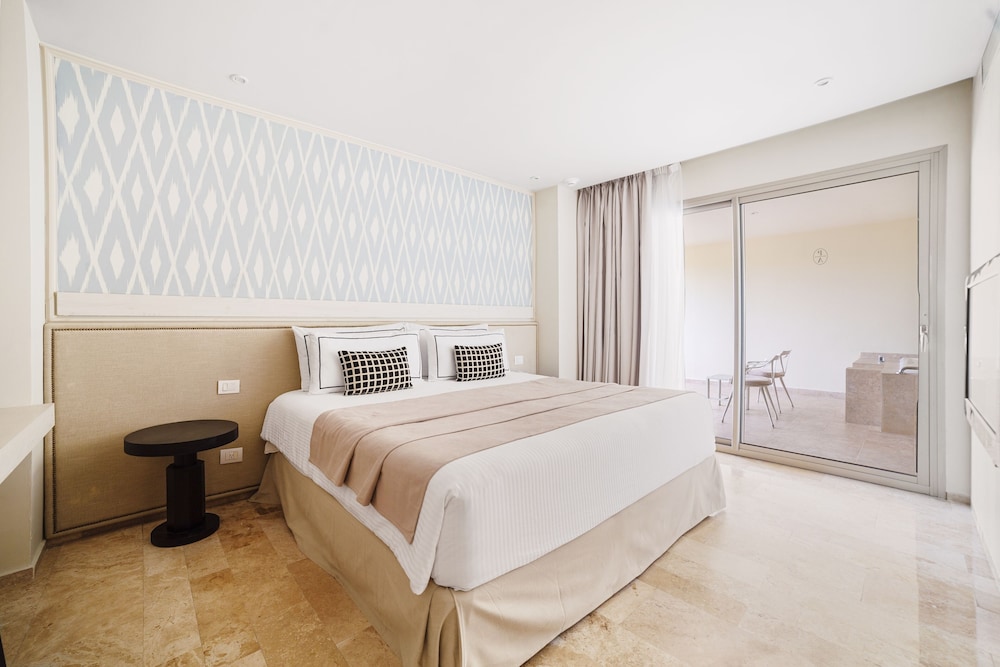 Superior Aluxes With Whirlpool Bath