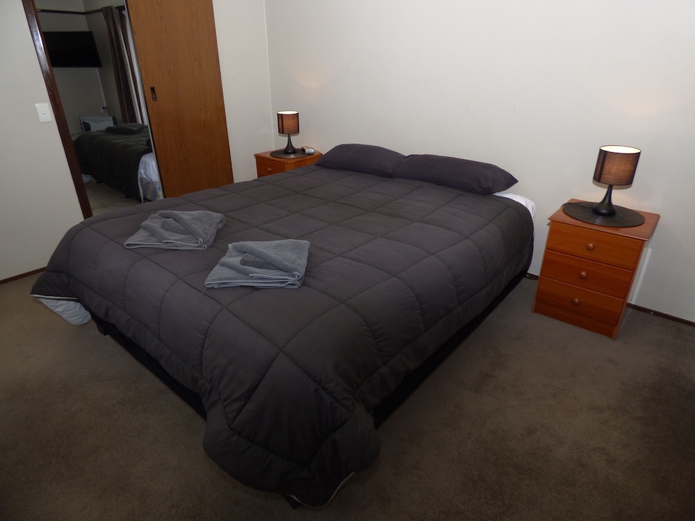 Deluxe One Bedroom - Photo 3