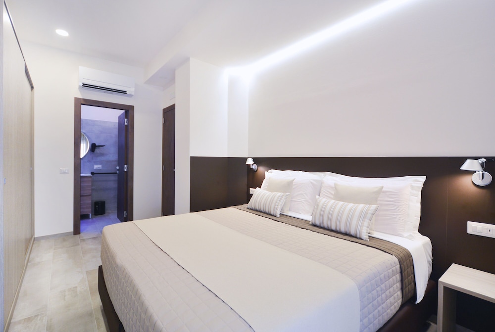 Economy Double or Twin Room, Balcony, Courtyard View (5)