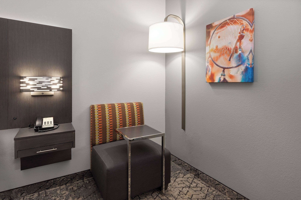 Executive Suite, 2 Queen Beds, Non Smoking photo 2