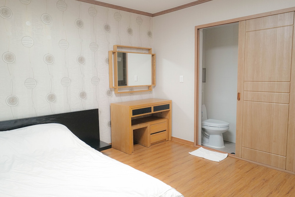 Room (Condo Type) - Photo 4