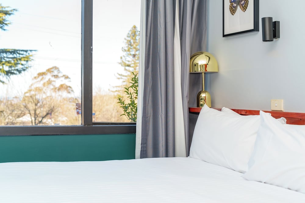 Scenic View Queen Bed photo 3