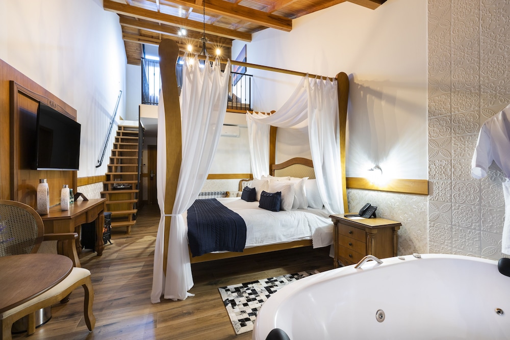 Romantic Double Room, Multiple Beds, Jetted Tub photo 2