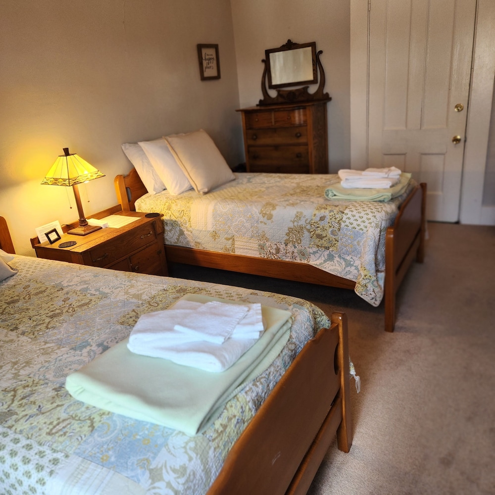 Basic Room, 2 Twin Beds, Non Smoking (Room 9, Third Floor) Shared Shower photo 3