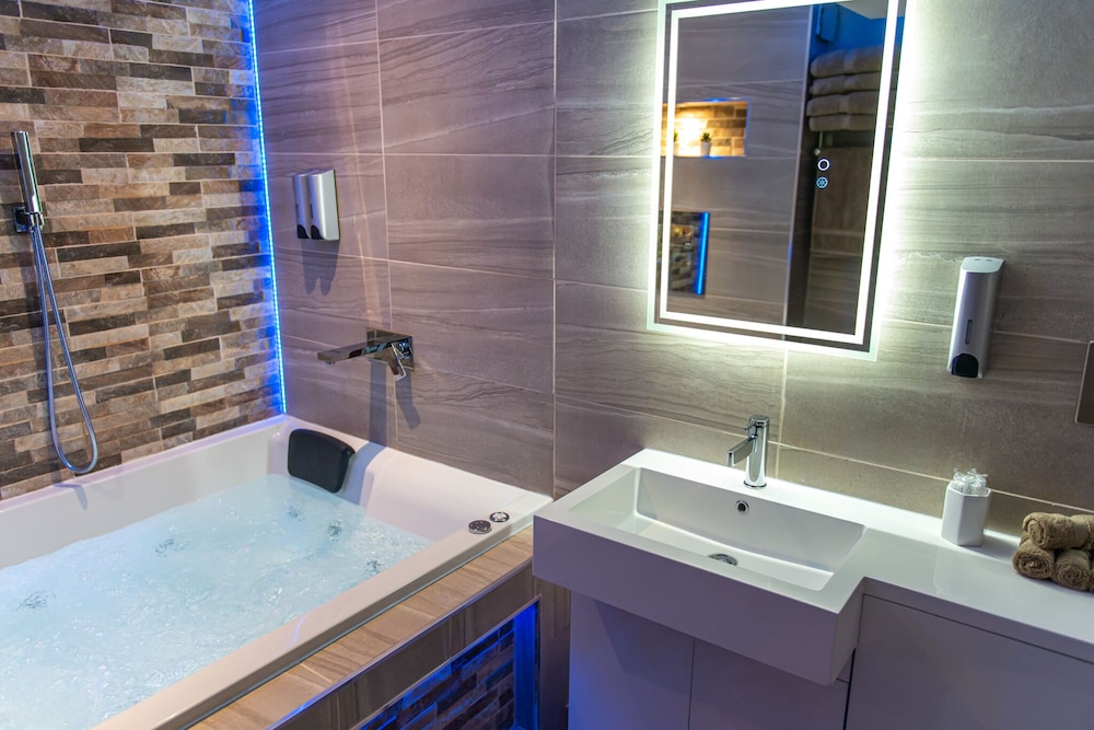 Executive Apartment, Accessible, Private Bathroom (Jacuzzi - Apartment 1) - Photo 43