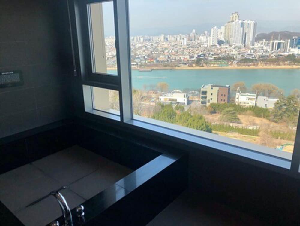 (Breakfast Included) Lake view Junior Suite Twin photo 2