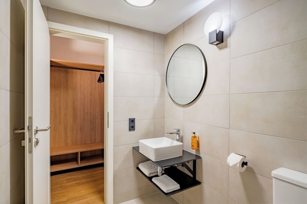Business Room, 1 King Bed, Balcony - Photo 12