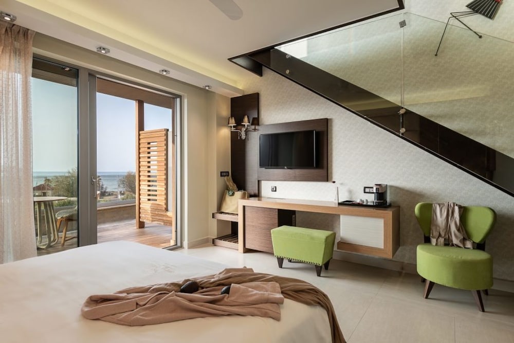 Luxury Maisonette with Private Pool & Sea View - Photo 12